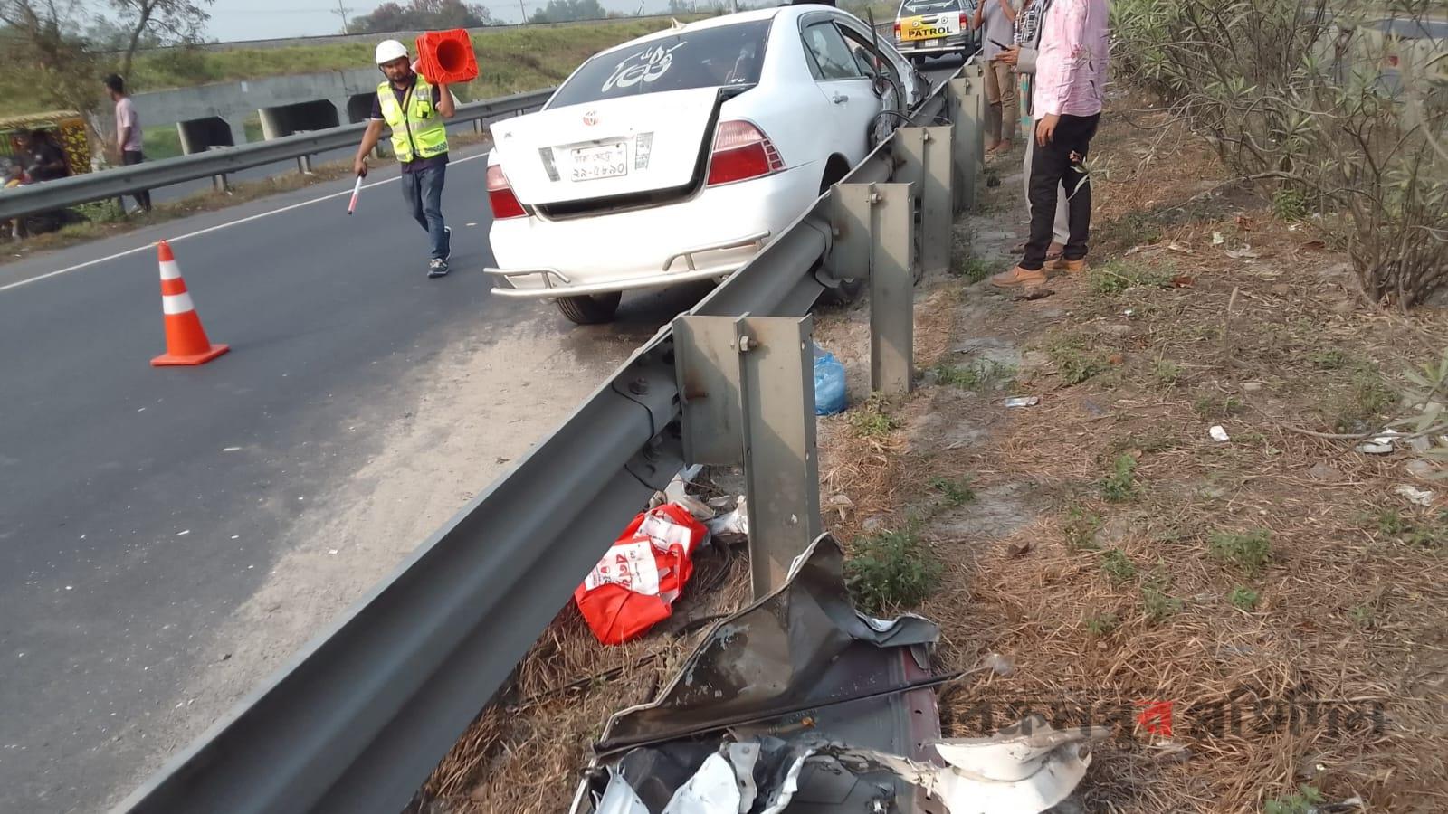 শ্রীনগরে পৃথক দুটি প্রাইভেটকার দুর্ঘটনায় আহত ৬
