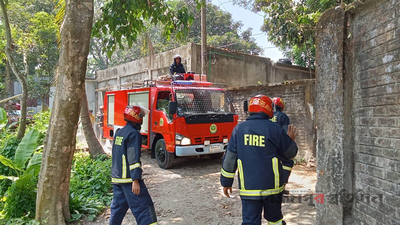শ্রীনগরে ২টি রান্নাঘর আগুনে পুড়ে ছাই