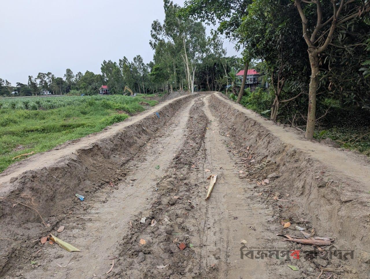 শ্রীনগরে সরকারী রাস্তার কাজে বাধা, ভেকু চালককে মারধর