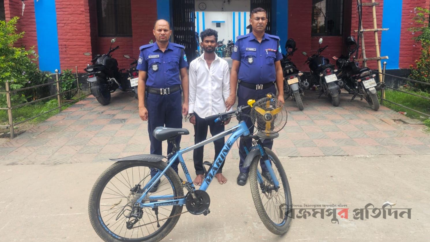 শ্রীনগরে চোরাই মালামালসহ হত্যা মামলার আসামী গ্রেফতার
