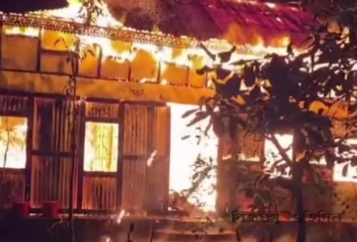 শ্রীনগরে রহস্যজনক আগুনে বসতঘর পুড়ে ছাই