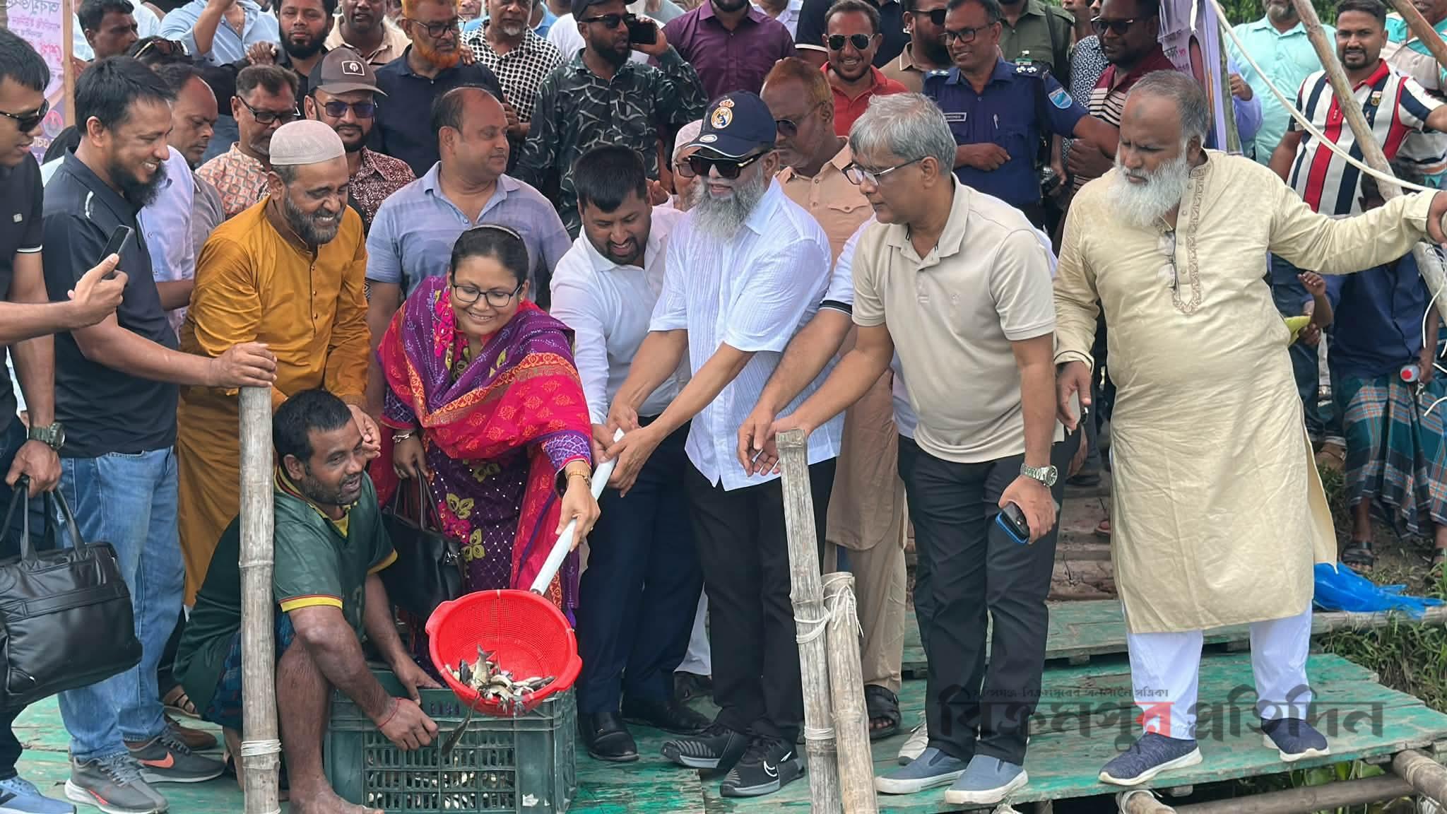 আড়িয়াল বিলে পোনা অবমুক্তকরণ কর্মসূচির উদ্বোধন করলেন এমপি শেখ মো: আব্দুল্লাহ্