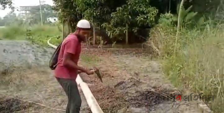 শ্রীনগরে পুকুর ভরাট বন্ধ করে ড্রেজারের পাইপলাইন উচ্ছেদ করলো প্রশাসন
