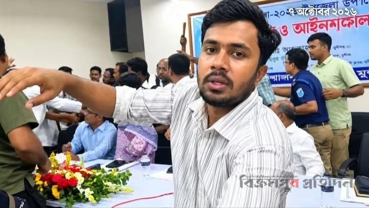 শ্রীনগরে সাংবাদিকের মুঠোফোন কেড়ে নিয়ে মাটিতে ফেলে দিলেন এমপির ক্যামেরা পারসন