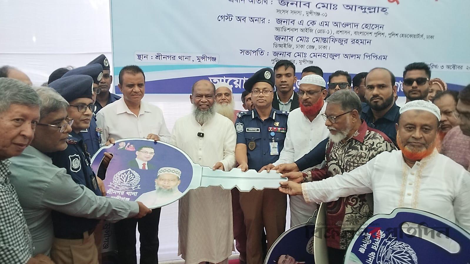 শ্রীনগর ও সিরাজদীখান থানার কর্মতৎপরতা বৃদ্ধির লক্ষ্যে ৬টি পিক-আপ ভ্যান বিতরণ
