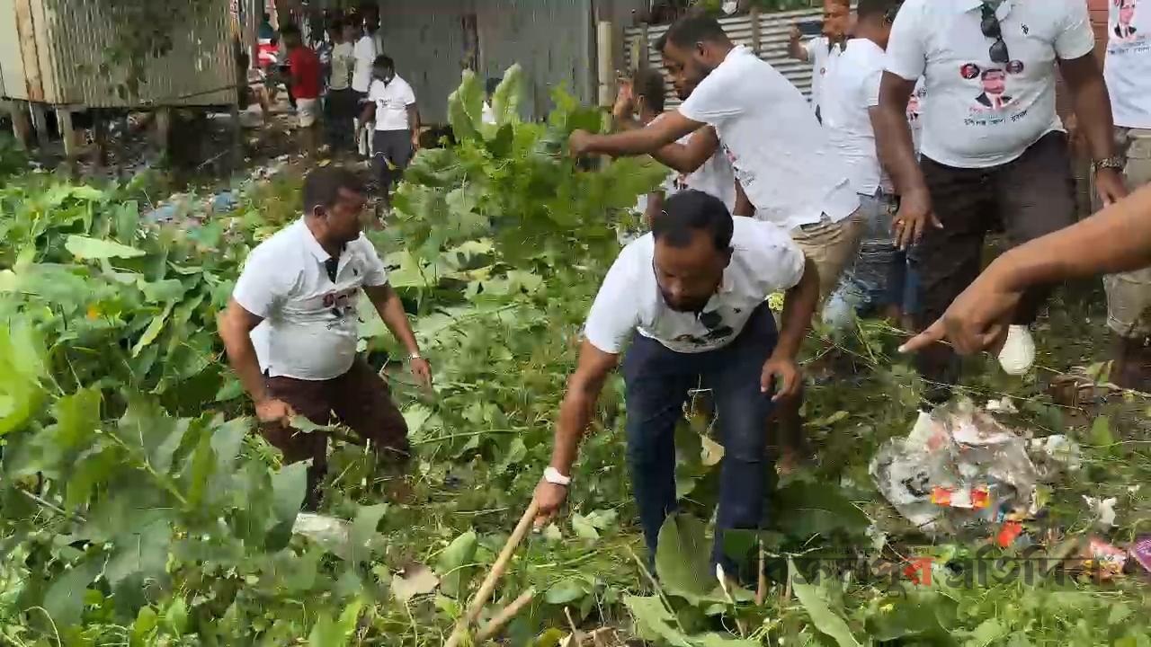 ডেঙ্গুর বিস্তার রোধে মুন্সীগঞ্জে যুবদলের জলাধার পরিষ্কার ও লিফলেট বিতরণ